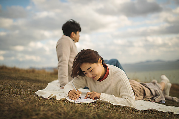 포토 JPG 주간 전신 구름 손 커플 응시 여자 남자 엎드리기 커플라이프 섬 여행 데이트 하늘 산 미소 사람 성인 야외 두명 옆모습 30대 펜 다정 한국인 기록 편지 인천 성인만 옹진군 국내포토 자연요소 라이프스타일 시선 뷰포인트 컨셉 관계 모션 한국 표정 동양인 신체부위 장년 필기구 파일형식
