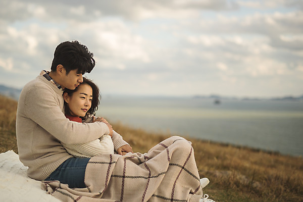 포토 JPG 주간 전신 커플 응시 여자 남자 바다 커플라이프 섬 여행 데이트 산 사람 앉기 성인 야외 두명 옆모습 30대 눕기 기댐 다정 한국인 담요 덮기 인천 성인만 옹진군 국내포토 자연요소 라이프스타일 시선 뷰포인트 컨셉 관계 모션 한국 동양인 장년 파일형식