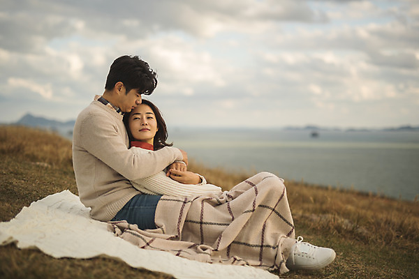 포토 JPG 주간 전신 커플 응시 여자 남자 바다 커플라이프 섬 여행 데이트 산 사람 앉기 성인 야외 두명 옆모습 30대 눕기 기댐 다정 한국인 담요 덮기 인천 성인만 옹진군 국내포토 자연요소 라이프스타일 시선 뷰포인트 컨셉 관계 모션 한국 동양인 장년 파일형식