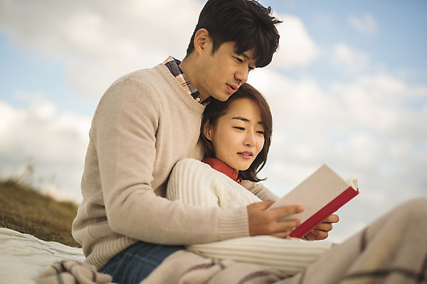 포토 JPG 주간 커플 응시 여자 남자 커플라이프 섬 여행 데이트 산 들기 사람 앉기 상반신 성인 야외 두명 옆모습 책 30대 눕기 기댐 다정 한국인 인천 성인만 옹진군 국내포토 자연요소 라이프스타일 시선 뷰포인트 컨셉 관계 모션 한국 동양인 장년 파일형식