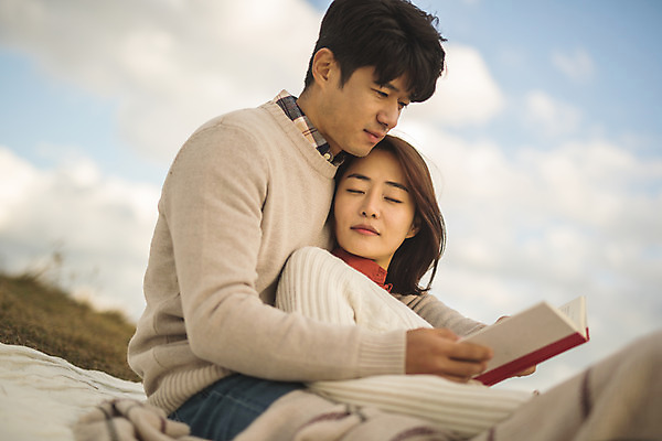 포토 JPG 주간 커플 응시 여자 남자 커플라이프 섬 여행 데이트 산 들기 사람 앉기 상반신 성인 야외 두명 옆모습 책 30대 눕기 눈감음 기댐 다정 한국인 인천 성인만 옹진군 국내포토 자연요소 라이프스타일 시선 뷰포인트 컨셉 관계 모션 한국 동양인 장년 파일형식