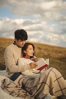 포토 JPG 주간 구름 커플 응시 여자 남자 커플라이프 섬 여행 데이트 하늘 산 들기 사람 앉기 상반신 성인 야외 두명 옆모습 책 30대 눕기 눈감음 기댐 다정 한국인 인천 성인만 옹진군 국내포토 자연요소 라이프스타일 시선 뷰포인트 컨셉 관계 모션 한국 동양인 장년 파일형식