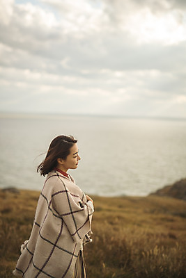 포토 JPG 주간 여자 바다 섬 여행 산 한명 서기 사람 상반신 성인 야외 옆모습 30대 한국인 담요 인천 성인여자한명만 옹진군 국내포토 자연요소 1 뷰포인트 모션 한국 동양인 장년 여자한명만 성인여자만 파일형식