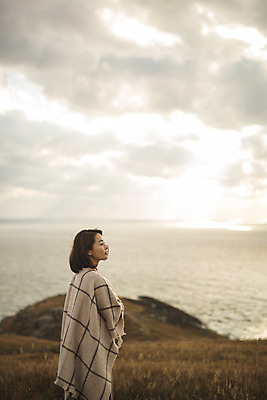 포토 JPG 주간 여자 바다 섬 여행 산 한명 서기 사람 상반신 성인 야외 옆모습 30대 한국인 담요 인천 성인여자한명만 옹진군 국내포토 자연요소 1 뷰포인트 모션 한국 동양인 장년 여자한명만 성인여자만 파일형식