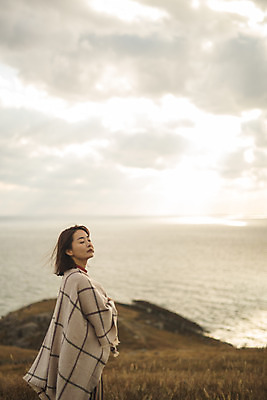 포토 JPG 주간 여자 바다 섬 여행 산 한명 서기 사람 상반신 성인 야외 옆모습 30대 눈감음 한국인 담요 덮기 인천 성인여자한명만 옹진군 국내포토 자연요소 1 뷰포인트 모션 한국 동양인 장년 여자한명만 성인여자만 파일형식