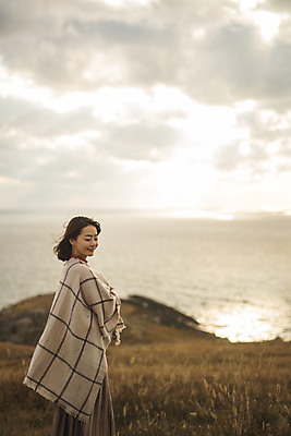포토 JPG 주간 여자 바다 섬 여행 산 한명 서기 사람 상반신 성인 야외 옆모습 30대 눈감음 한국인 담요 덮기 인천 성인여자한명만 옹진군 국내포토 자연요소 1 뷰포인트 모션 한국 동양인 장년 여자한명만 성인여자만 파일형식