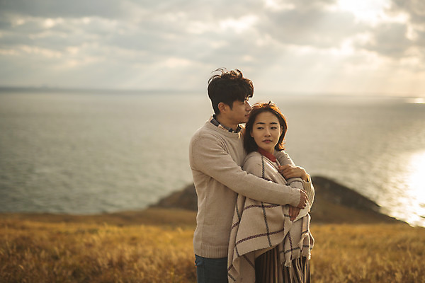 포토 JPG 주간 커플 응시 여자 남자 바다 커플라이프 섬 여행 데이트 안기 산 서기 사람 상반신 성인 야외 두명 옆모습 30대 다정 한국인 담요 덮기 백허그 인천 성인만 옹진군 국내포토 자연요소 라이프스타일 시선 뷰포인트 컨셉 관계 모션 포옹 한국 동양인 장년 파일형식
