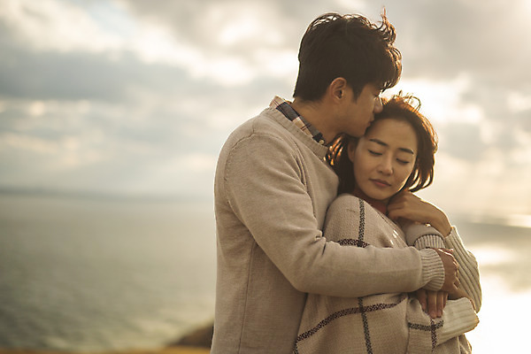 포토 JPG 주간 커플 응시 여자 남자 바다 커플라이프 섬 여행 데이트 안기 산 키스 서기 사람 상반신 성인 야외 두명 옆모습 30대 눈감음 다정 한국인 담요 덮기 백허그 인천 성인만 옹진군 국내포토 자연요소 라이프스타일 시선 뷰포인트 컨셉 관계 모션 포옹 한국 동양인 장년 애정표현 파일형식