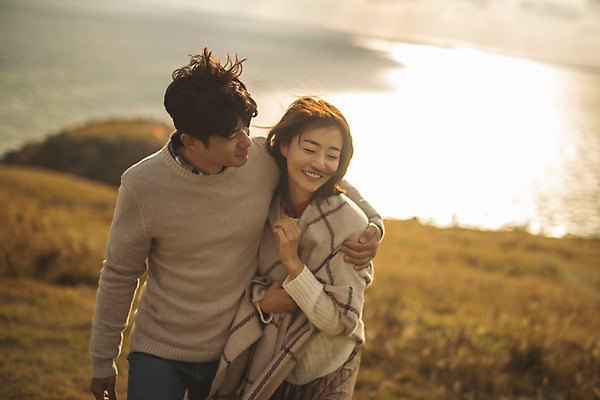 포토 JPG 주간 커플 응시 여자 남자 바다 커플라이프 섬 여행 데이트 어깨동무 산 사람 상반신 성인 야외 두명 앞모습 30대 걷기 눈감음 다정 한국인 담요 덮기 인천 성인만 옹진군 국내포토 자연요소 라이프스타일 시선 뷰포인트 포즈 컨셉 관계 모션 한국 동양인 장년 파일형식