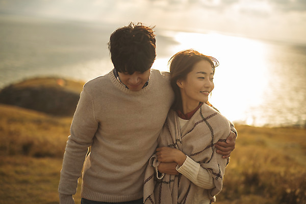 포토 JPG 주간 구름 커플 응시 여자 남자 바다 커플라이프 섬 여행 데이트 하늘 어깨동무 산 사람 상반신 성인 야외 두명 앞모습 30대 걷기 다정 한국인 담요 덮기 인천 성인만 옹진군 국내포토 자연요소 라이프스타일 시선 뷰포인트 포즈 컨셉 관계 모션 한국 동양인 장년 파일형식