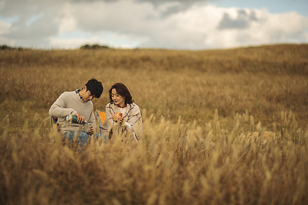 포토 JPG 주간 전신 구름 커플 응시 여자 남자 커플라이프 섬 여행 의자 데이트 하늘 산 사람 앉기 성인 야외 두명 앞모습 컵 30대 턱괴기 다정 한국인 마시기 차 담요 덮기 인천 차마시기 성인만 옹진군 국내포토 자연요소 라이프스타일 식기 시선 음료 뷰포인트 가구 컨셉 관계 모션 한국 동양인 장년 파일형식