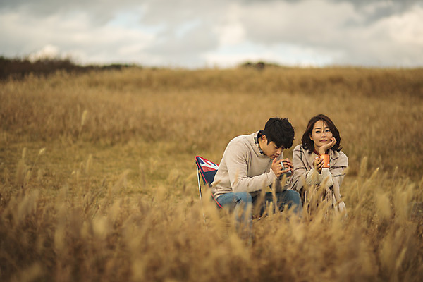 포토 JPG 주간 전신 구름 커플 응시 여자 남자 커플라이프 섬 여행 의자 데이트 하늘 산 미소 사람 앉기 성인 야외 두명 앞모습 컵 30대 다정 한국인 마시기 차 담요 덮기 인천 차마시기 성인만 옹진군 국내포토 자연요소 라이프스타일 식기 시선 음료 뷰포인트 가구 컨셉 관계 모션 한국 표정 동양인 장년 파일형식