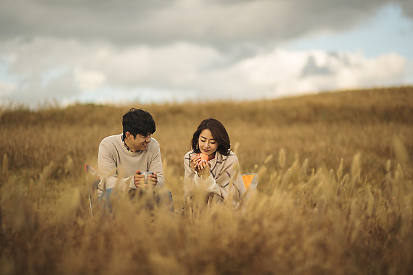 포토 JPG 주간 전신 구름 커플 응시 여자 남자 커플라이프 섬 여행 의자 데이트 하늘 산 사람 앉기 성인 야외 두명 앞모습 컵 30대 턱괴기 다정 한국인 마시기 차 담요 덮기 인천 차마시기 성인만 옹진군 국내포토 자연요소 라이프스타일 식기 시선 음료 뷰포인트 가구 컨셉 관계 모션 한국 동양인 장년 파일형식