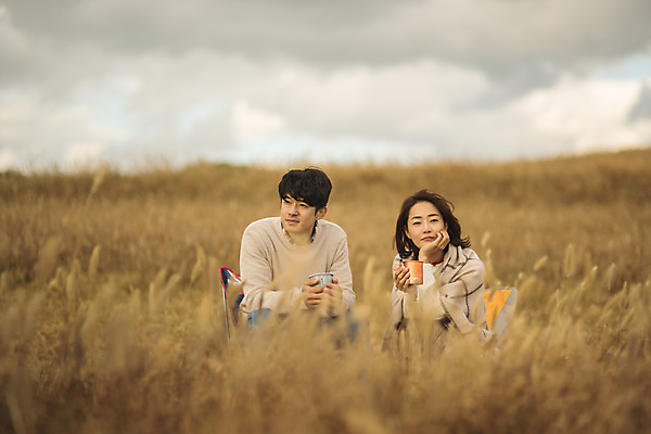 포토 JPG 주간 전신 구름 커플 응시 여자 남자 커플라이프 섬 여행 의자 데이트 하늘 산 사람 앉기 성인 야외 두명 앞모습 컵 30대 턱괴기 다정 한국인 마시기 차 담요 덮기 인천 차마시기 성인만 옹진군 국내포토 자연요소 라이프스타일 식기 시선 음료 뷰포인트 가구 컨셉 관계 모션 한국 동양인 장년 파일형식