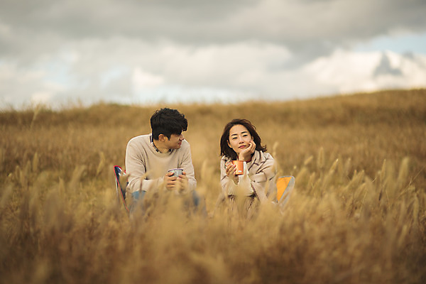 포토 JPG 주간 전신 구름 커플 응시 여자 남자 커플라이프 섬 여행 의자 데이트 하늘 산 사람 앉기 성인 야외 두명 앞모습 컵 30대 턱괴기 다정 한국인 마시기 차 담요 덮기 인천 차마시기 성인만 옹진군 국내포토 자연요소 라이프스타일 식기 시선 음료 뷰포인트 가구 컨셉 관계 모션 한국 동양인 장년 파일형식
