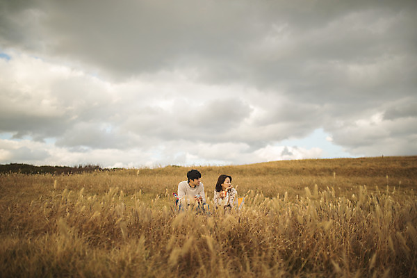 포토 JPG 주간 전신 구름 커플 응시 여자 남자 커플라이프 섬 여행 의자 데이트 하늘 산 사람 앉기 성인 야외 두명 앞모습 컵 30대 턱괴기 다정 한국인 마시기 차 담요 덮기 인천 차마시기 성인만 옹진군 국내포토 자연요소 라이프스타일 식기 시선 음료 뷰포인트 가구 컨셉 관계 모션 한국 동양인 장년 파일형식
