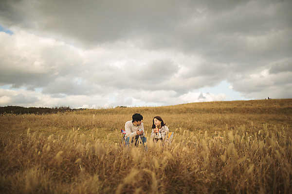포토 JPG 주간 전신 구름 커플 응시 여자 남자 커플라이프 섬 여행 의자 데이트 하늘 산 사람 앉기 성인 야외 두명 앞모습 컵 30대 마주보기 턱괴기 다정 한국인 마시기 차 담요 덮기 인천 차마시기 성인만 옹진군 국내포토 자연요소 라이프스타일 식기 시선 음료 뷰포인트 가구 컨셉 관계 모션 한국 동양인 장년 파일형식
