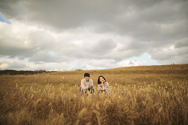 포토 JPG 주간 전신 구름 커플 응시 여자 남자 커플라이프 섬 여행 의자 데이트 하늘 산 미소 사람 앉기 성인 야외 두명 앞모습 컵 30대 턱괴기 다정 한국인 마시기 차 담요 덮기 인천 차마시기 성인만 옹진군 국내포토 자연요소 라이프스타일 식기 시선 음료 뷰포인트 가구 컨셉 관계 모션 한국 표정 동양인 장년 파일형식