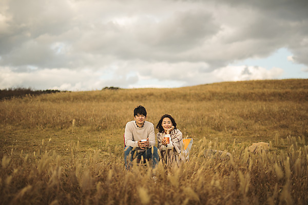 포토 JPG 주간 전신 구름 커플 응시 여자 남자 커플라이프 섬 여행 의자 데이트 하늘 산 미소 사람 앉기 성인 야외 두명 앞모습 컵 30대 다정 한국인 마시기 차 담요 덮기 인천 차마시기 성인만 옹진군 국내포토 자연요소 라이프스타일 식기 시선 음료 뷰포인트 가구 컨셉 관계 모션 한국 표정 동양인 장년 파일형식