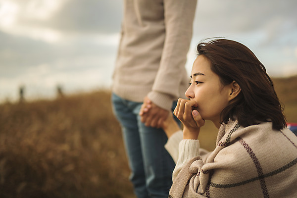 포토 JPG 주간 커플 응시 여자 남자 커플라이프 섬 여행 데이트 산 서기 사람 앉기 상반신 성인 야외 두명 옆모습 30대 손잡기 턱괴기 다정 한국인 담요 덮기 인천 성인만 옹진군 국내포토 자연요소 라이프스타일 시선 뷰포인트 컨셉 관계 모션 한국 동양인 장년 파일형식