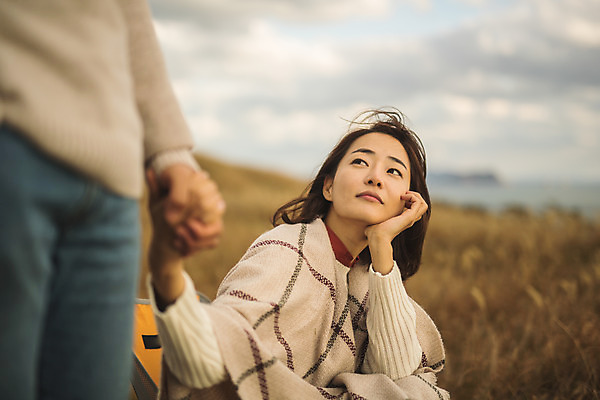 포토 JPG 주간 커플 응시 여자 남자 커플라이프 섬 여행 데이트 산 서기 사람 앉기 상반신 성인 야외 두명 옆모습 30대 손잡기 턱괴기 다정 한국인 하반신 담요 덮기 인천 성인만 옹진군 국내포토 자연요소 라이프스타일 시선 뷰포인트 컨셉 관계 모션 한국 동양인 장년 파일형식