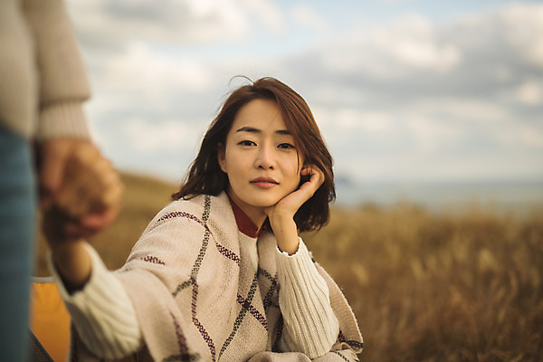 포토 JPG 주간 커플 응시 여자 남자 커플라이프 섬 여행 데이트 산 서기 사람 앉기 상반신 성인 야외 두명 앞모습 30대 턱괴기 다정 한국인 담요 덮기 인천 성인만 옹진군 국내포토 자연요소 라이프스타일 시선 뷰포인트 컨셉 관계 모션 한국 동양인 장년 파일형식