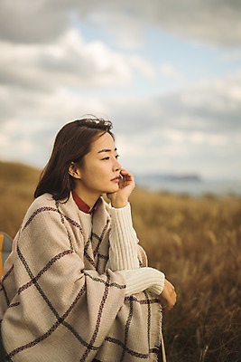 포토 JPG 주간 응시 여자 섬 여행 산 한명 사람 앉기 상반신 성인 야외 옆모습 30대 턱괴기 한국인 담요 덮기 인천 성인여자한명만 옹진군 국내포토 자연요소 1 시선 뷰포인트 모션 한국 동양인 장년 여자한명만 성인여자만 파일형식