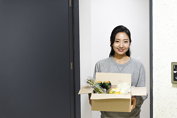 포토 JPG 우먼라이프 라이프스타일 여자 음식 아파트 실내 한명 서기 미소 들기 사람 상반신 20대 청년 성인 앞모습 청춘 상자 한국인 택배 싱글 자취 싱글라이프 성인여자한명만 국내포토 1 뷰포인트 컨셉 모션 주택 표정 동양인 내부 생활 운송업 여자한명만 성인여자만 파일형식