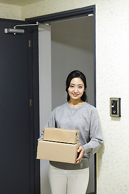 포토 JPG 우먼라이프 라이프스타일 여자 아파트 주택 실내 한명 서기 미소 들기 사람 상반신 20대 청년 성인 앞모습 청춘 상자 한국인 택배 현관문 싱글 전달 주문 자취 싱글라이프 성인여자한명만 국내포토 1 뷰포인트 컨셉 모션 표정 동양인 내부 건물 생활 문 운송업 여자한명만 성인여자만 파일형식