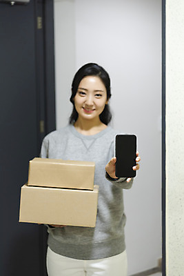 포토 JPG 우먼라이프 라이프스타일 여자 아파트 주택 실내 한명 서기 미소 들기 사람 상반신 20대 청년 성인 앞모습 아웃포커스 스마트폰 청춘 상자 한국인 어플리케이션 택배 싱글 주문 보여주기 자취 싱글라이프 성인여자한명만 국내포토 1 뷰포인트 컨셉 모션 촬영기법 표정 동양인 내부 건물 생활 핸드폰 스마트기기 운송업 여자한명만 성인여자만 파일형식