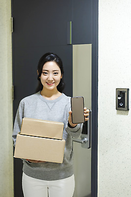 포토 JPG 우먼라이프 라이프스타일 여자 아파트 주택 실내 한명 서기 미소 들기 사람 상반신 20대 청년 성인 앞모습 스마트폰 청춘 상자 한국인 어플리케이션 택배 싱글 주문 보여주기 자취 싱글라이프 성인여자한명만 국내포토 1 뷰포인트 컨셉 모션 표정 동양인 내부 건물 생활 핸드폰 스마트기기 운송업 여자한명만 성인여자만 파일형식