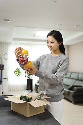 포토 JPG 우먼라이프 라이프스타일 여자 식재료 아파트 주택 실내 한명 들기 사람 상반신 20대 청년 성인 앞모습 청춘 상자 한국인 상품 확인 택배 싱글 주문 꺼내기 자취 싱글라이프 성인여자한명만 국내포토 1 뷰포인트 컨셉 모션 동양인 내부 건물 생활 운송업 여자한명만 성인여자만 파일형식