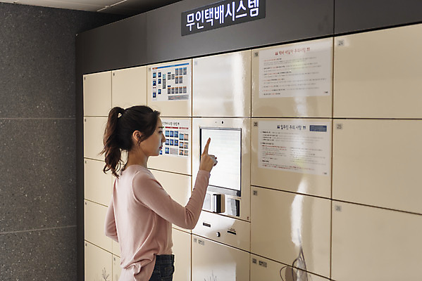 포토 JPG 우먼라이프 라이프스타일 여자 아파트 주택 실내 한명 서기 사람 상반신 20대 청년 성인 옆모습 청춘 한국인 택배 싱글 주문 무인 자취 싱글라이프 성인여자한명만 무인택배 국내포토 1 뷰포인트 컨셉 모션 동양인 내부 건물 생활 운송업 무인기계 여자한명만 성인여자만 파일형식