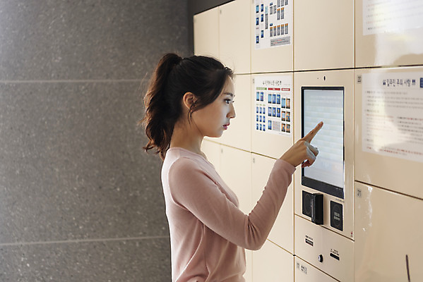 포토 JPG 우먼라이프 라이프스타일 여자 아파트 주택 실내 한명 서기 사람 상반신 20대 청년 성인 옆모습 청춘 한국인 택배 싱글 주문 무인 자취 싱글라이프 성인여자한명만 무인택배 국내포토 1 뷰포인트 컨셉 모션 동양인 내부 건물 생활 운송업 무인기계 여자한명만 성인여자만 파일형식