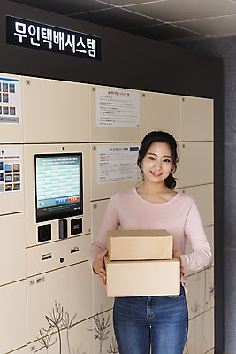 포토 JPG 우먼라이프 라이프스타일 여자 아파트 주택 실내 한명 서기 미소 들기 사람 상반신 20대 청년 성인 앞모습 청춘 상자 한국인 택배 싱글 주문 자취 싱글라이프 성인여자한명만 무인택배 국내포토 1 뷰포인트 컨셉 모션 표정 동양인 내부 건물 생활 운송업 무인기계 여자한명만 성인여자만 파일형식