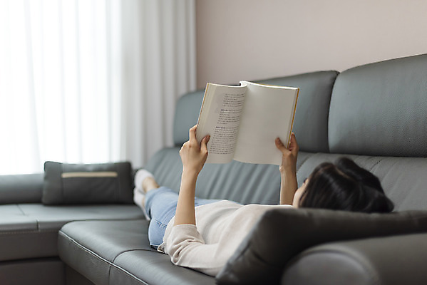 포토 JPG 전신 우먼라이프 라이프스타일 여자 아파트 주택 실내 한명 미소 사람 20대 청년 성인 취미 옆모습 책 청춘 소파 눕기 독서 한국인 싱글 자취 싱글라이프 성인여자한명만 국내포토 1 뷰포인트 컨셉 의자 모션 표정 동양인 내부 건물 생활 여자한명만 성인여자만 파일형식