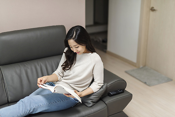 포토 JPG 우먼라이프 라이프스타일 여자 아파트 주택 실내 한명 미소 사람 상반신 20대 청년 성인 취미 옆모습 책 청춘 소파 눕기 독서 한국인 싱글 자취 싱글라이프 성인여자한명만 국내포토 1 뷰포인트 컨셉 의자 모션 표정 동양인 내부 건물 생활 여자한명만 성인여자만 파일형식
