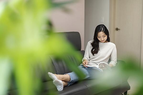포토 JPG 전신 우먼라이프 라이프스타일 여자 아파트 주택 실내 한명 미소 사람 20대 청년 성인 취미 앞모습 아웃포커스 책 청춘 소파 눕기 독서 한국인 싱글 자취 싱글라이프 성인여자한명만 국내포토 1 뷰포인트 컨셉 의자 모션 촬영기법 표정 동양인 내부 건물 생활 여자한명만 성인여자만 파일형식