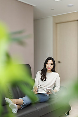 포토 JPG 전신 우먼라이프 라이프스타일 여자 아파트 주택 실내 한명 미소 사람 20대 청년 성인 취미 앞모습 아웃포커스 책 청춘 소파 눕기 독서 한국인 싱글 자취 싱글라이프 성인여자한명만 국내포토 1 뷰포인트 컨셉 의자 모션 촬영기법 표정 동양인 내부 건물 생활 여자한명만 성인여자만 파일형식