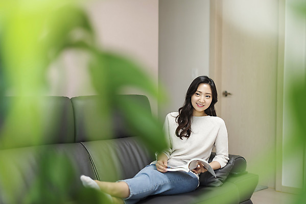 포토 JPG 전신 우먼라이프 라이프스타일 여자 아파트 주택 실내 한명 미소 사람 20대 청년 성인 취미 앞모습 아웃포커스 책 청춘 소파 눕기 독서 한국인 싱글 자취 싱글라이프 성인여자한명만 국내포토 1 뷰포인트 컨셉 의자 모션 촬영기법 표정 동양인 내부 건물 생활 여자한명만 성인여자만 파일형식