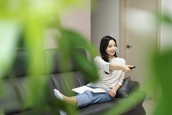 포토 JPG 전신 우먼라이프 라이프스타일 여자 아파트 실내 한명 미소 사람 앉기 20대 청년 성인 앞모습 아웃포커스 청춘 소파 텔레비전 한국인 리모컨 싱글 티비시청 시청 자취 싱글라이프 성인여자한명만 국내포토 1 뷰포인트 컨셉 의자 모션 주택 촬영기법 표정 동양인 내부 생활 전자제품 관공서 시청_보고들음 여자한명만 성인여자만 파일형식