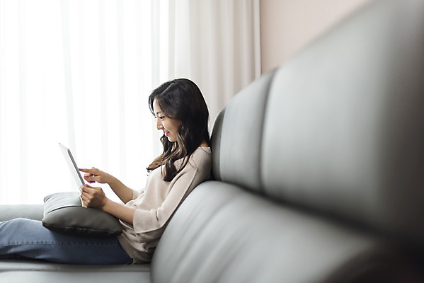 포토 JPG 우먼라이프 라이프스타일 응시 여자 아파트 실내 한명 미소 사람 앉기 상반신 20대 청년 성인 옆모습 청춘 소파 태블릿 한국인 싱글 자취 싱글라이프 성인여자한명만 국내포토 1 시선 뷰포인트 컨셉 의자 모션 주택 표정 동양인 내부 생활 전자제품 스마트기기 여자한명만 성인여자만 파일형식