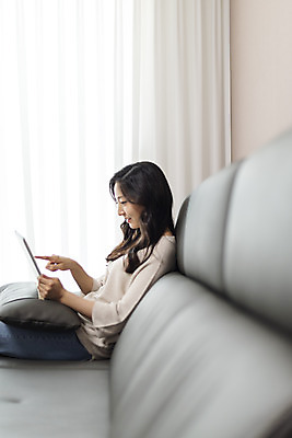 포토 JPG 우먼라이프 라이프스타일 응시 여자 아파트 실내 한명 미소 사람 앉기 상반신 20대 청년 성인 옆모습 청춘 소파 태블릿 한국인 싱글 자취 싱글라이프 성인여자한명만 국내포토 1 시선 뷰포인트 컨셉 의자 모션 주택 표정 동양인 내부 생활 전자제품 스마트기기 여자한명만 성인여자만 파일형식