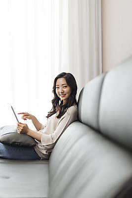 포토 JPG 우먼라이프 라이프스타일 응시 여자 아파트 실내 한명 미소 사람 앉기 상반신 20대 청년 성인 옆모습 청춘 소파 태블릿 한국인 싱글 자취 싱글라이프 성인여자한명만 국내포토 1 시선 뷰포인트 컨셉 의자 모션 주택 표정 동양인 내부 생활 전자제품 스마트기기 여자한명만 성인여자만 파일형식