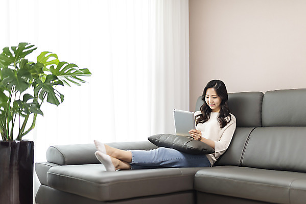 포토 JPG 전신 우먼라이프 라이프스타일 응시 여자 아파트 실내 한명 미소 사람 앉기 20대 청년 성인 옆모습 청춘 소파 태블릿 한국인 싱글 자취 싱글라이프 성인여자한명만 국내포토 1 시선 뷰포인트 컨셉 의자 모션 주택 표정 동양인 내부 생활 전자제품 스마트기기 여자한명만 성인여자만 파일형식