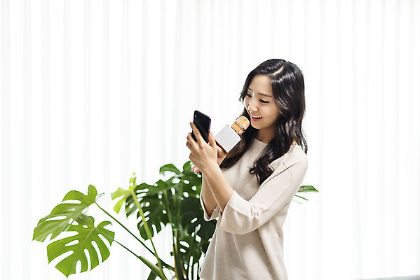 포토 JPG 우먼라이프 라이프스타일 응시 여자 노래 아파트 실내 한명 서기 미소 들기 사람 상반신 20대 청년 성인 취미 앞모습 스마트폰 청춘 한국인 마이크 즐거움 싱글 자취 싱글라이프 성인여자한명만 국내포토 1 시선 감정 음악 뷰포인트 음향기기 컨셉 모션 주택 표정 동양인 내부 생활 핸드폰 스마트기기 여자한명만 성인여자만 파일형식