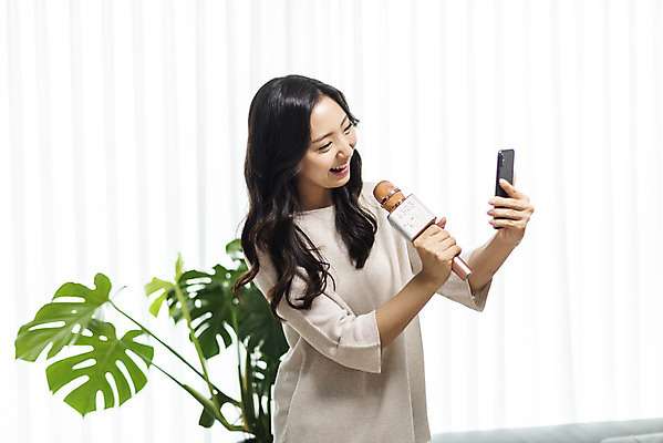 포토 JPG 우먼라이프 라이프스타일 응시 여자 노래 아파트 실내 한명 서기 미소 들기 사람 상반신 20대 청년 성인 취미 앞모습 스마트폰 청춘 한국인 마이크 즐거움 싱글 자취 싱글라이프 성인여자한명만 국내포토 1 시선 감정 음악 뷰포인트 음향기기 컨셉 모션 주택 표정 동양인 내부 생활 핸드폰 스마트기기 여자한명만 성인여자만 파일형식