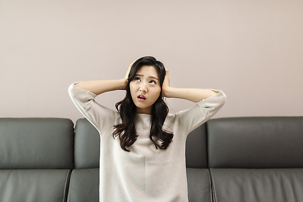 포토 JPG 우먼라이프 라이프스타일 여자 아파트 실내 한명 서기 사람 상반신 20대 청년 성인 앞모습 청춘 소파 고통 한국인 찡그림 귀막기 싱글 소음 자취 층간소음 싱글라이프 성인여자한명만 국내포토 1 감정 뷰포인트 컨셉 의자 모션 주택 표정 동양인 손짓 내부 생활 소리 여자한명만 성인여자만 파일형식