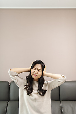 포토 JPG 우먼라이프 라이프스타일 여자 아파트 실내 한명 서기 사람 상반신 20대 청년 성인 앞모습 청춘 소파 고통 한국인 찡그림 귀막기 싱글 소음 자취 층간소음 싱글라이프 성인여자한명만 국내포토 1 감정 뷰포인트 컨셉 의자 모션 주택 표정 동양인 손짓 내부 생활 소리 여자한명만 성인여자만 파일형식