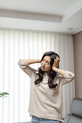 포토 JPG 우먼라이프 라이프스타일 여자 아파트 실내 한명 서기 사람 상반신 20대 청년 성인 앞모습 청춘 소파 고통 한국인 찡그림 귀막기 싱글 소음 자취 층간소음 싱글라이프 성인여자한명만 국내포토 1 감정 뷰포인트 컨셉 의자 모션 주택 표정 동양인 손짓 내부 생활 소리 여자한명만 성인여자만 파일형식